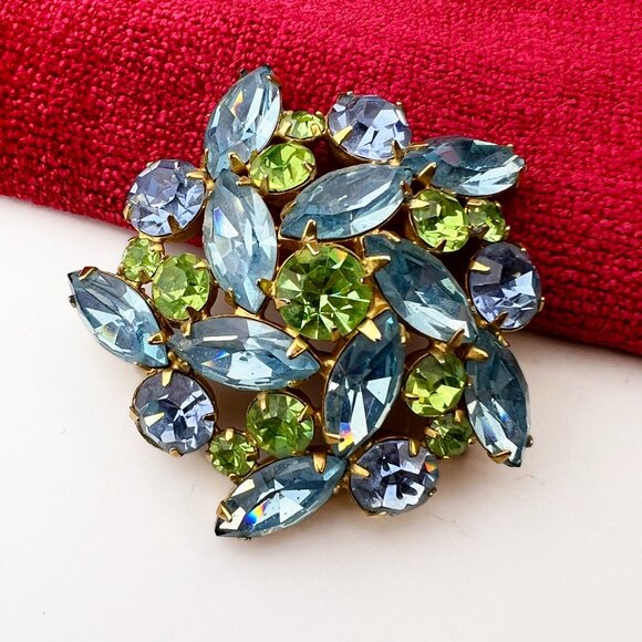 Regency Vintage Signed Green & Pale Blue Rhinestone Floral Brooch, Prong Set 50s - Picture 6 of 6